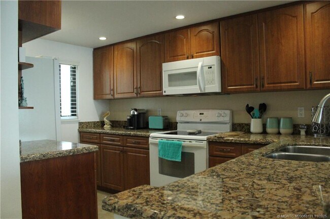 Building Photo - 10102 S Ocean Dr