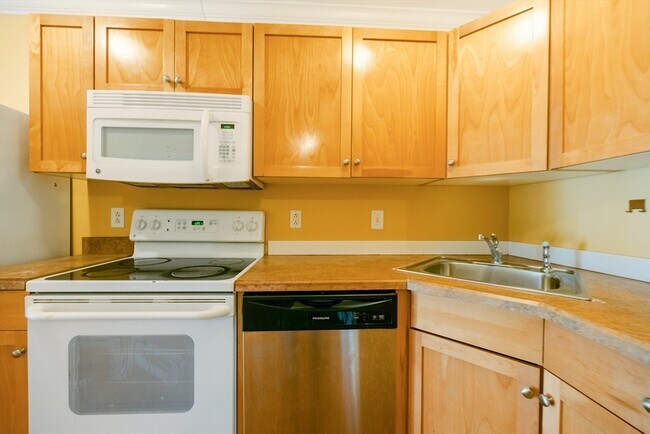 Building Photo - 426 Mt Hope St