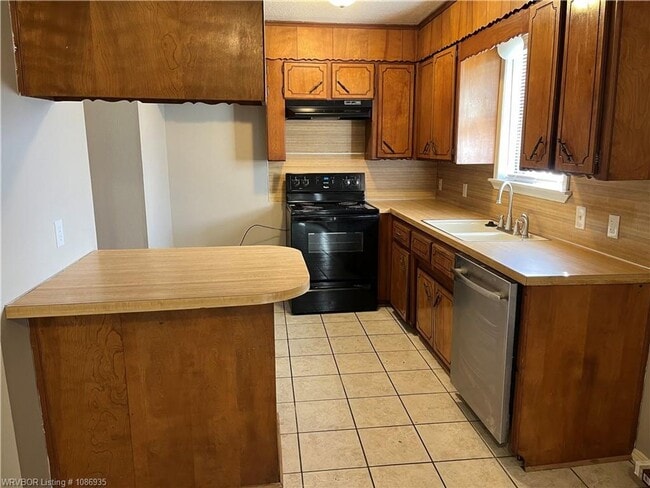 Building Photo - House: 3 Bed, 1.5 Bath, 1 Car Carport.