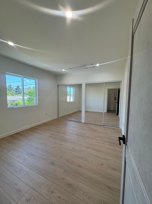 Building Photo - Spacious 1000 Sq. Ft. Second-Floor Back AD...