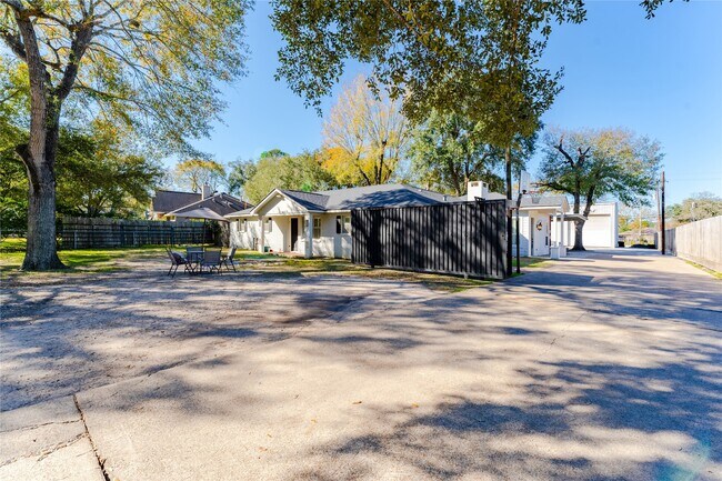 Building Photo - 11407 Iberia Dr