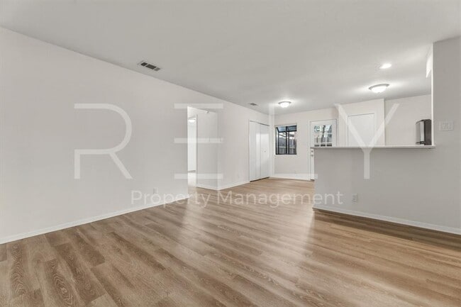 Building Photo - 302 Algerita Dr