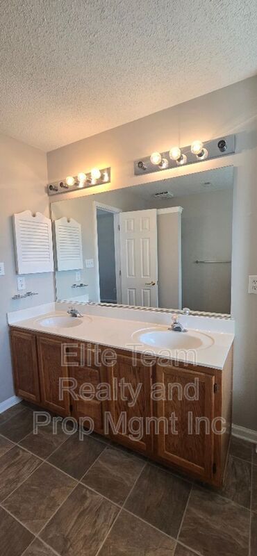 Building Photo - 14109 Southbridge Forest Dr