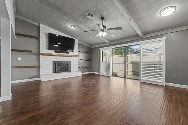 Building Photo - Stylish 2-Bed, 2-Bath Home with Generous Den in The Meadows