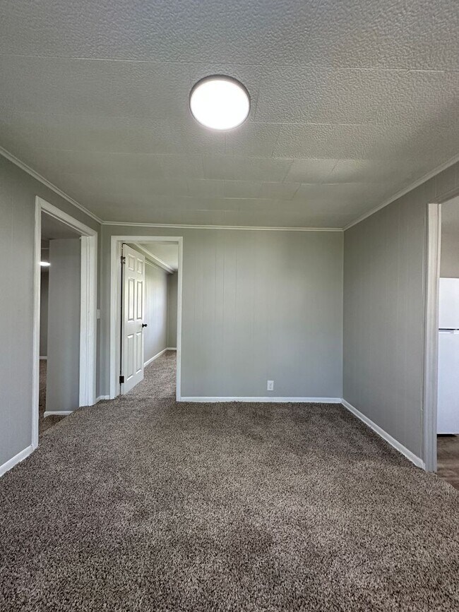 Building Photo - Backyard Nights & Front Porch Mornings — Cozy 3BR Brick Ranch in Fairlawn