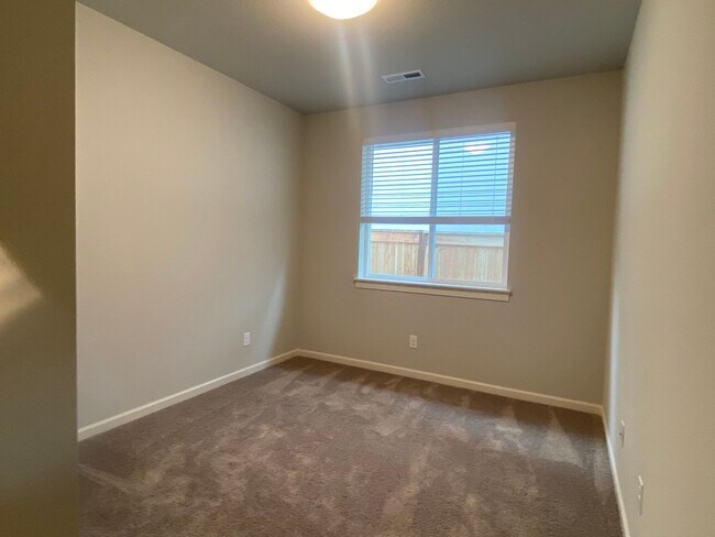 Building Photo - LONGVIEW AREA RANCH STYLE HOME ON LARGE CO...
