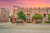 Building Photo - 620 S Pearl Expy