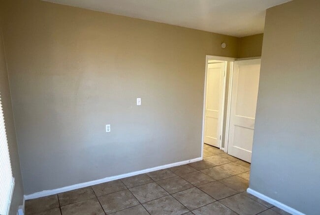 Building Photo - 1 bedroom 1 bath, Bethany Schools- Now Available