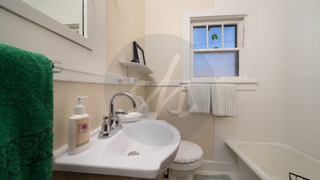 Building Photo - Historic Downtown Home