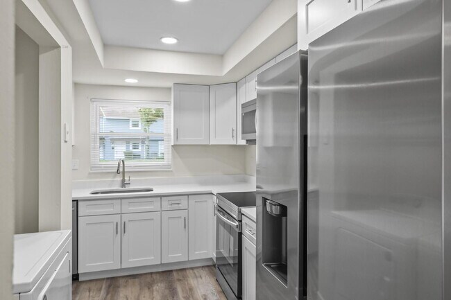 Building Photo - "Charming 2-Bed Townhouse with Modern Comf...