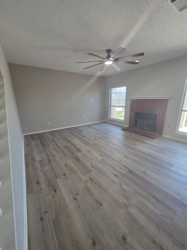 Building Photo - Spacious 4-Bedroom Home with Pool & Spa in...