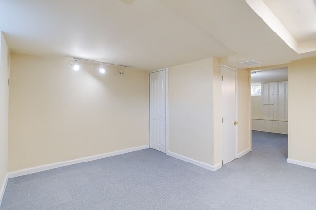 Building Photo - Charming End-Unit Townhome