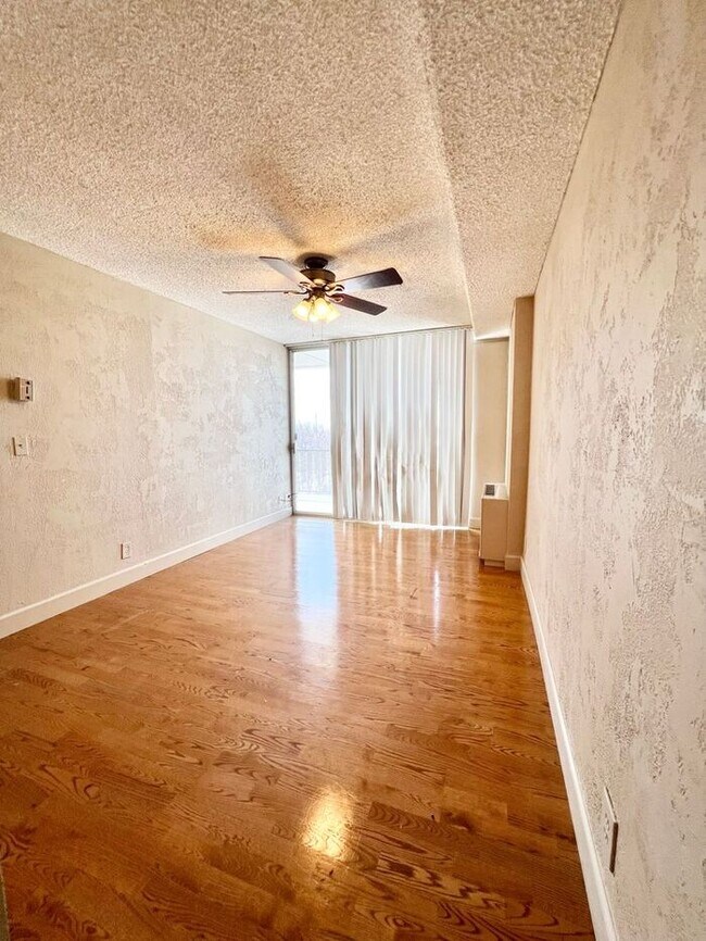 Building Photo - Downtown Fort Collins 2bd/1.5ba Condo with...