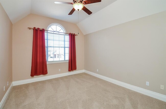 Building Photo - 5835 Stratford Gardens Dr