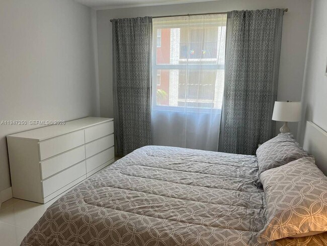 Building Photo - 17100 N Bay Rd