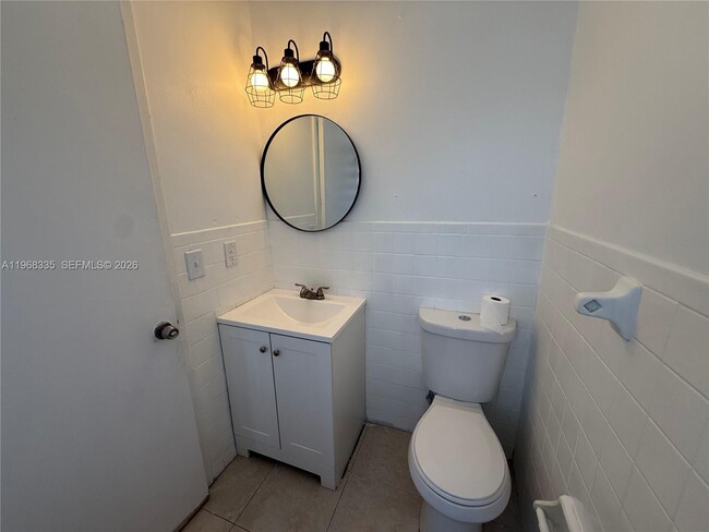 Building Photo - 817 5th St