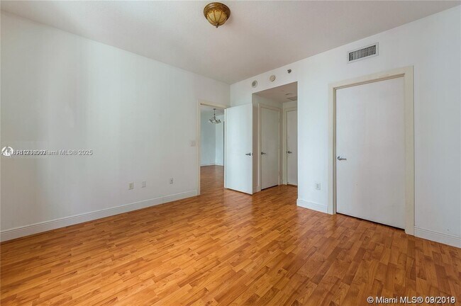 Building Photo - 1060 Brickell Ave