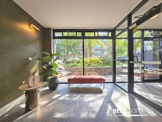Building Photo - 1 bedroom in CHICAGO IL 60657
