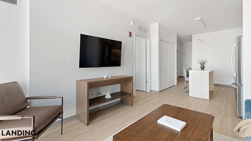 Building Photo - 513 S Damen Ave