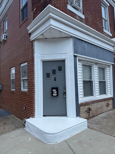 Primary Photo - 2633 E Monmouth St