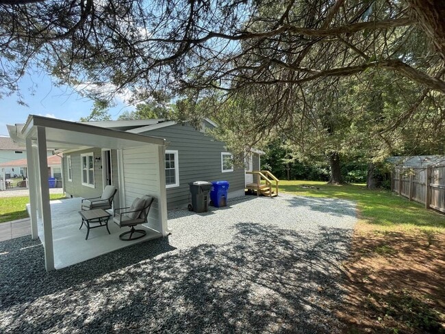 Building Photo - 609 Lakeshore Dr