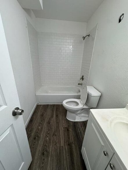 Building Photo - 2034 Catalpa Dr.