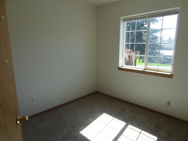 Building Photo - Sulbri04-102/104/106 Rice LN