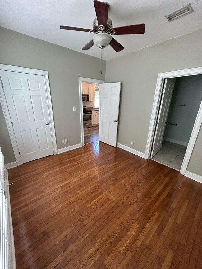 Building Photo - **FIRST MONTH RENT FREE**Charming 3 Bedroom/2 Bathroom with off street parking in Downtown Savann...