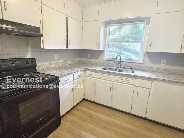 Primary Photo - 2616 Wood Dr NE