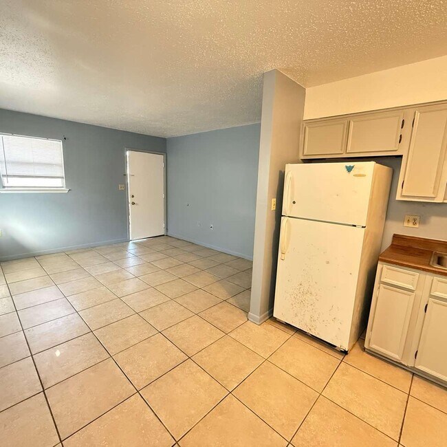 Building Photo - 824 Tanager Rd