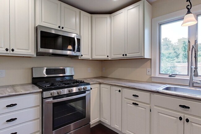 Building Photo - 10-12 Broadway St