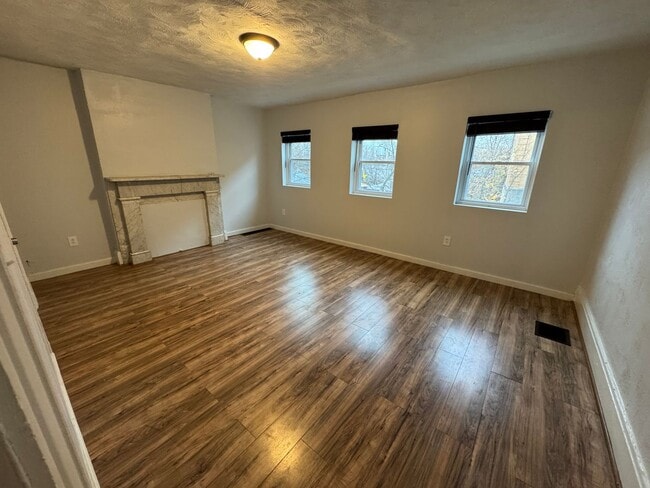 Building Photo - Charming and spacious 5BR Home in East Liberty