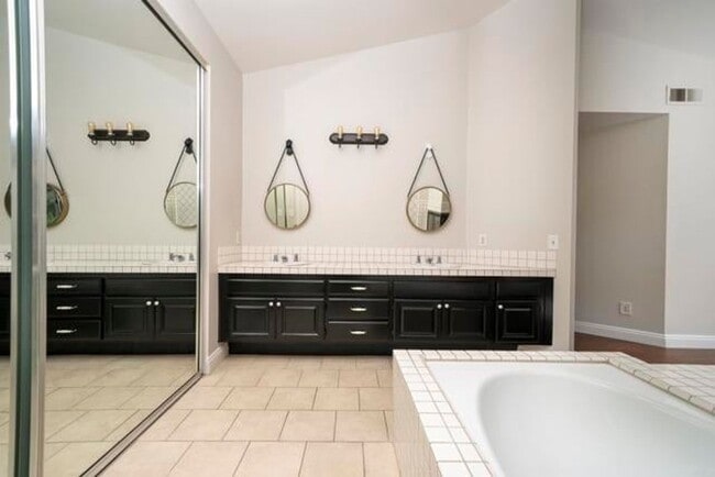 Building Photo - Beautiful 4Br/2.5Ba Home With Private Yard In Shadowridge!!