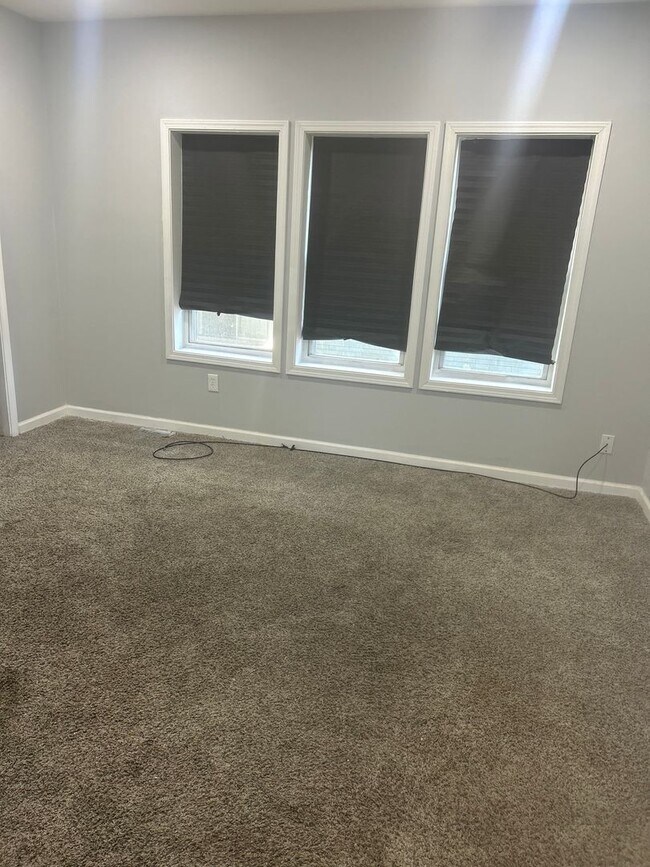 Building Photo - E. 185/Lake Shore 1 Bedroom *1/2 OFF SECURITY DEPOSIT SPECIAL*