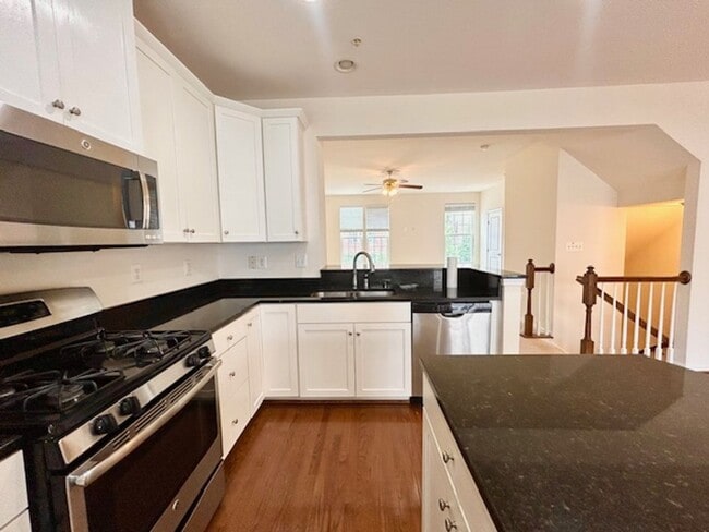 Building Photo - Welcome to the desirable Howard Square