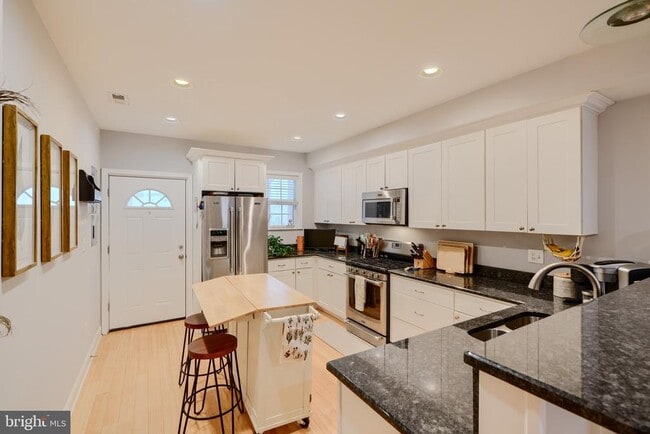Building Photo - 1604 E Clement St
