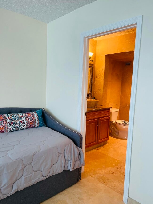 Building Photo - 1237 Hillsboro Mile