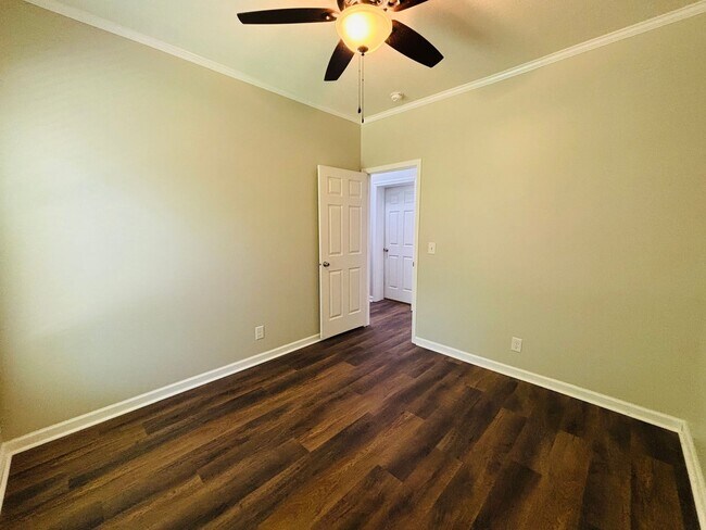 Building Photo - 3 Bedroom, 2 Bath House