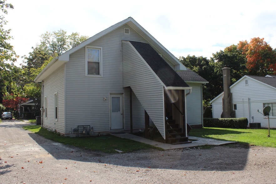 2nd floor apartment with parking for 2 vehicles - 428 Merrick St
