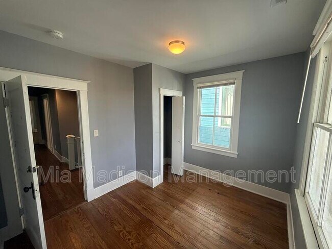 Building Photo - 607 W 44th St