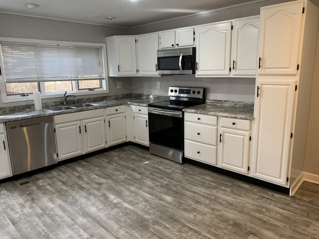 Building Photo - 8398 Oakwood Rd