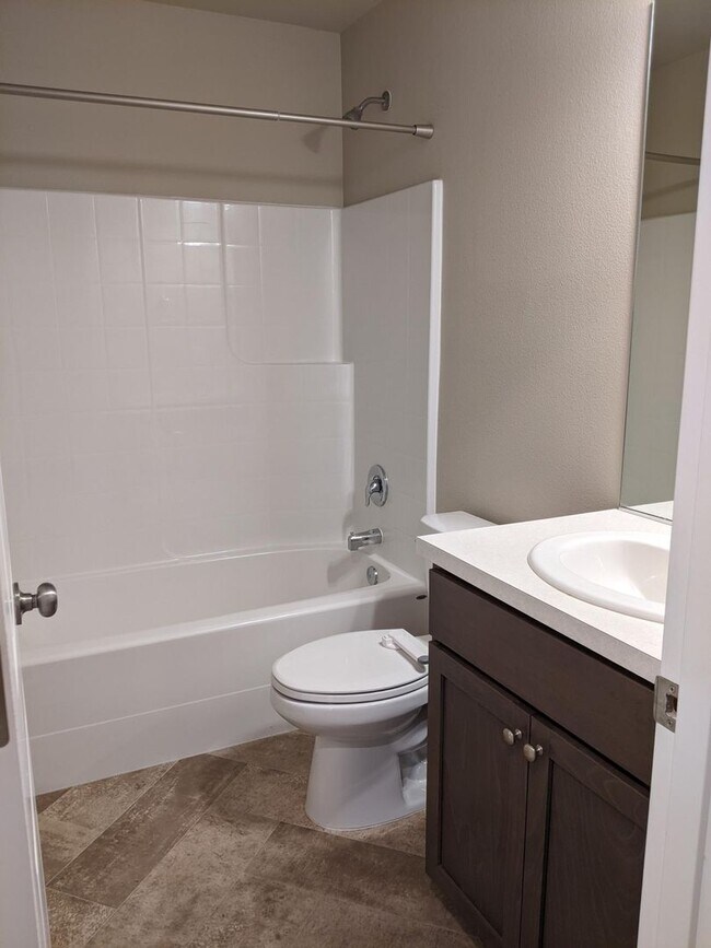 Building Photo - 4/2.5 Townhouse for rent in DuPont!