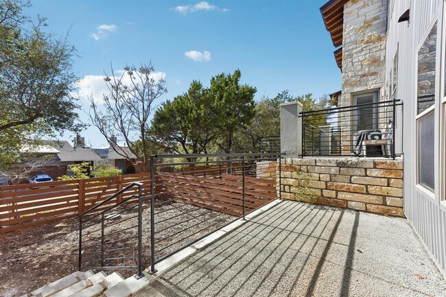 Building Photo - 8110 Ranch Road 2222