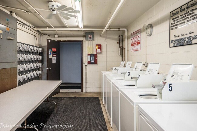 Building Photo - 835 Pearson St