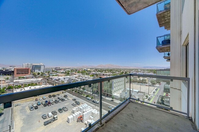 Building Photo - Modern Loft with City View