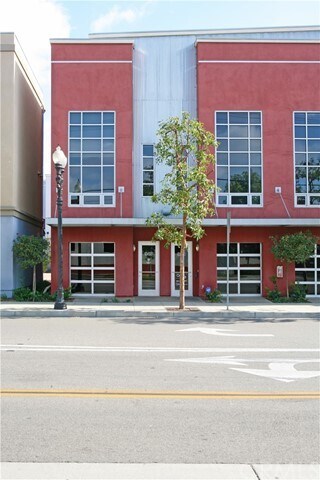 Building Photo - 940 E Civic Center Dr