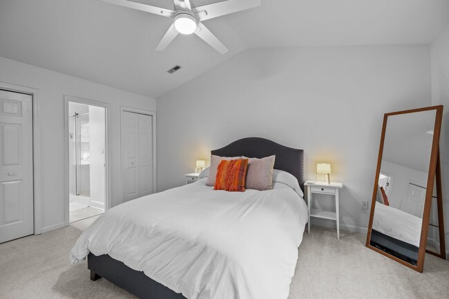 Building Photo - Gorgeous 3 Bedroom Traditional Home Locate...