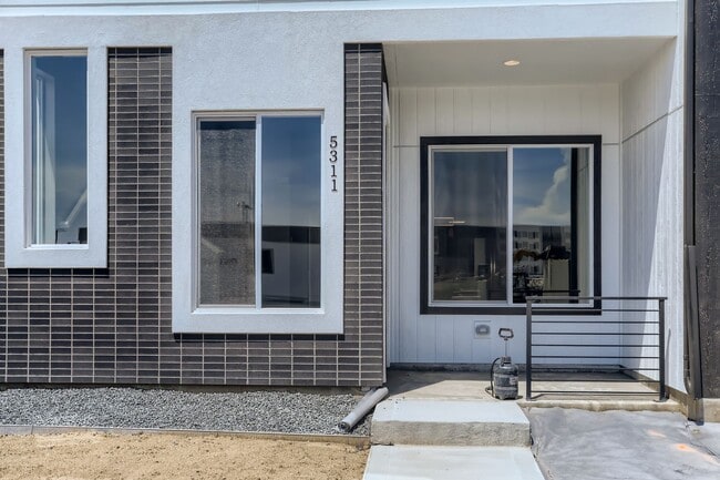 Building Photo - 5315 E 63rd Pl