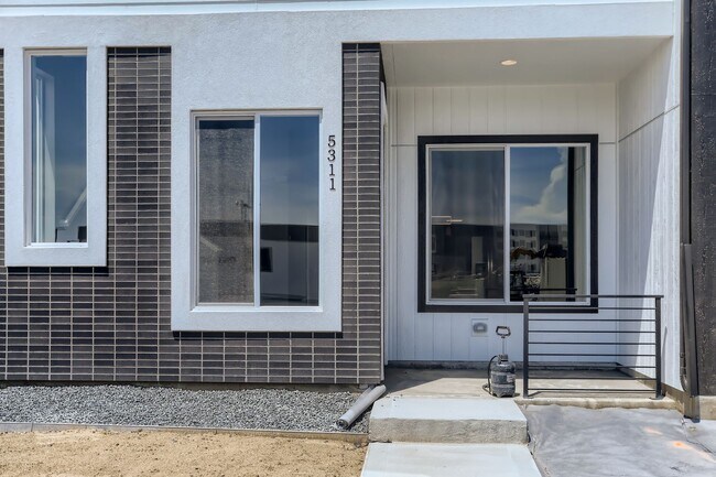Building Photo - Stunning 3 Bed 2 1/2 Bath Home - Move in Special!