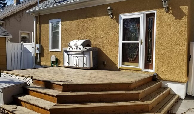 Building Photo - 814 11th Ave N